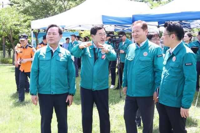 주낙영 경주시장이 이상민 행정안전부 장관에게 29일 토함산 일원 현장에서 땅밀림에 대해 설명하고 있다 사진경주시