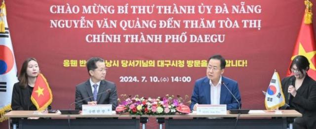 Chiều ngày 10 Thị trưởng Daegu Hong Joon-pyo và Bí thư Thành ủy Đà Nẵng Nguyễn Văn Quảng đã ký thỏa thuận kinh doanh nhằm tăng cường hợp tác trong lĩnh vực thương mại quốc tế tại Tòa thị chính thành phố Daegu ẢnhThành phố Daegu