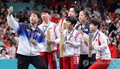 [파리올림픽 2024] 태극기·인공기가 함께 걸린 탁구장…남북 선수들 삼성폰 셀카