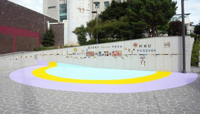 국립목포대학교총장 송하철는 한국을 대표하는 이종능 도예가와 협업하여 후문 버스킹장에 도자기 벽화 꿈을 조성했다사진국립목포대