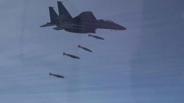  F-15K가 호주 다윈기지 상공에서 지상목표물을 향해 GBU-31 공대지 폭탄 4발을 투하하고 있다 우리 공군은 7 29월 피치블랙 훈련 중 실무장 폭격 훈련에 참가했다사진공군