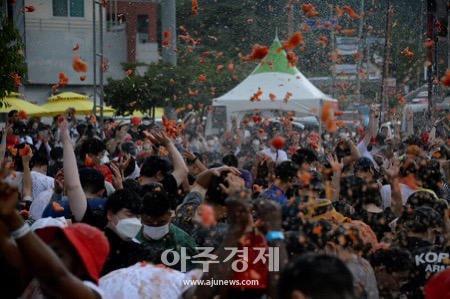 지난해 열린 2023 화천토마토축제 전경 관광객들이 이벤트존 황금반지를 찾아라에서 토마토로 세상을 붉게 물들이고 있다사진박종석 기자