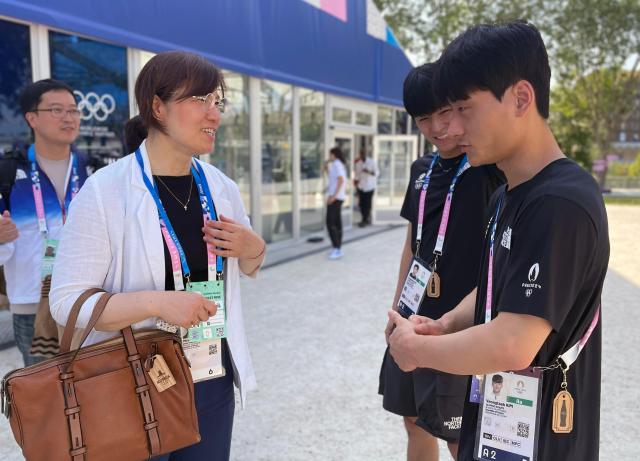 장미란 문화체육관광부 제2차관이 30일현지시간 프랑스 파리 올림픽 선수촌을 방문해 남자 다이빙 국가대표 이재경 선수와 김영택 선수를 격려하고 있다 사진문화체육관광부