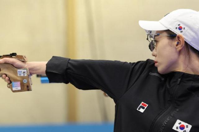 Kim Ye-ji aims at the target on Sunday during the 5-minute practice session before the womens 10m air pistol final at the 2024 Paris Olympics shooting competition held at the Châteauroux Shooting Center in France