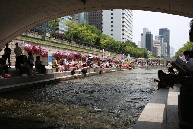 Many visitors relax at Cheonggyecheon Seoul on June 21 2024 AJU PRESS Han Jun-gu