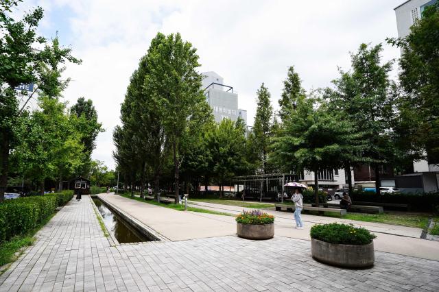 Citizens walk through Gyeongui Line Forest Park in Mapo district Seoul on July 31 2024 AJU PRESS Park Jong-hyeok