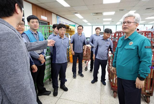 조해근 우정사업본부장왼쪽이 31일 오전 대전 문평동 대전대덕우체국을 찾아 여름철 집배원의 안전보건관리 이행 상황을 점검하고 노고를 격려하고 있다 2024731 사진우정사업본부