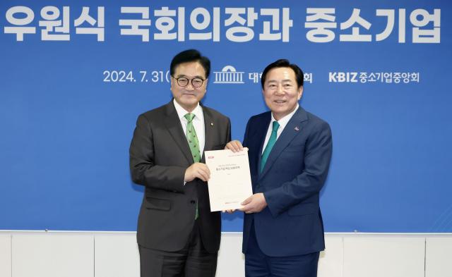 김기문 중소기업중앙회 회장이 31일 31일 오후 서울 영등포구 여의도 중소기업중앙회를 방문한 우원식 국회의장에게 제22대 국회에 바라는 중소기업 핵심 입법과제 제안서를 전달했다 사지중소기업중앙회