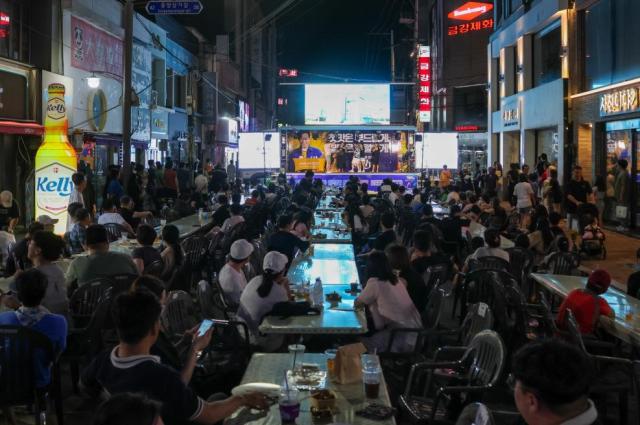 포항 중앙상가 영일만친구 야시장에서 지난 20일 열린 비어 나이트 페스타 행사장 전경 사진포항시