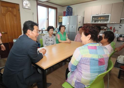 권익현 부안군수맨 왼쪽가 부안읍 경로당을 찾아 어르신들과 대화를 나누고 있다사진부안군