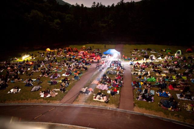 제12회 무주산골영화제가 열린 덕유산국립공원 대집회장에서 관객들이 영화를 관람하고 있다사진무주군