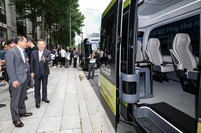 이종호 과학기술정보통신부 장관과 고학수 개인정보위원장이 31일 오전 서울 중구 청계광장에서 열린 자율주행 산업발전을 위한 실증 현장을 방문해 자율주행 버스를 시승하고 있다 20240731사진유대길 기자 dbeorlf123ajunewscom