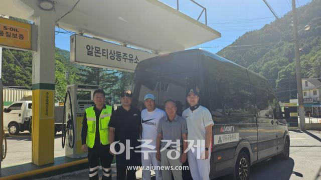 상동고등학교 한승용 교장오른쪽에서 두번째 상동고 야구부 백재호 감독오른쪽에서 세번째 배규열 코치오른쪽 첫번째가 알몬티상동주유소를 축하 방문하였다사진알몬티대한중석