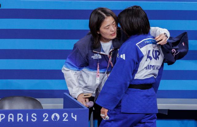 Coach Kim Mi-jung consoles Huh Mi-mi after her loss in the final of the womens 57kg judo event at the Paris Olympics in France July 30 2024 Yonhap