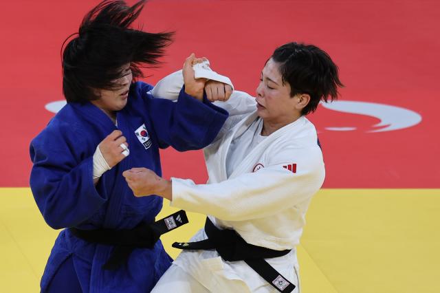 Huh Mi-mi competes against Canadas Christa Deguchi in the final of the womens 57kg judo event at the Paris Olympics in France July 30 2024 Yonhap