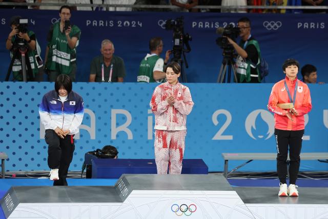 Huh Mi-mi steps onto the podium to receive her silver medal in the womens 57kg judo event at the Paris Olympics in France July 30 2024 Yonhap