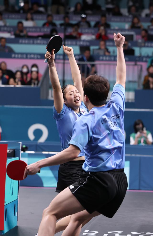 Lim Jong-hoon and Shin Yu-bin celebrate their bronze medal in the mixed doubles table tennis event at the Paris Olympics in France July 30 2024 Yonhap