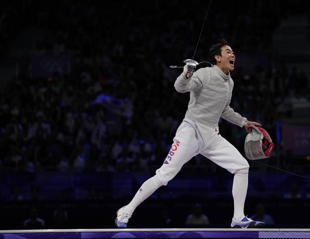 Do Gyeong-dong celebrates after winning against Krisztian Rabb of Hungary in the mens sabre team gold medal match between South Korea and Hungary at the Paris Olympics in France August 1 2024 Xinhua-Yonhap