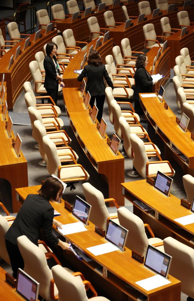 국회 본회의에서 방송 4법이 야당 단독으로 통과 된 30일 오전 국회 관계자들이 본회의장을 정리하고 있다 사진연합뉴스