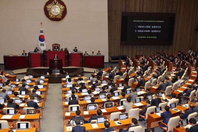 더불어민주당 소속 박범계 인사청문특별위원회 위원장이 1일 오후 열린 국회 본회의에서 노경필·박영재 대법관 후보자 임명동의안과 관련해 심사 보고를 하고 있다 사진연합뉴스