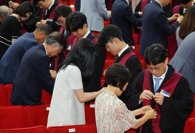 법복 입혀 주는 신임 검사 가족들 사진연합뉴스