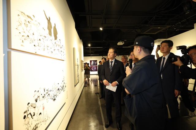 김영호 통일부 장관이 1일 오전 경기도 파주시 오두산 통일전망대에서 열린 북한이탈주민의 날 기념비 제막식을 마친 뒤 참석자들과 탈북작가 미술작품을 관람하고 있다 사진연합뉴스