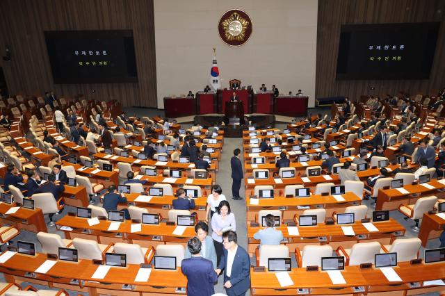 1일 오후 열린 국회 본회의에서 야당이 단독 의결한 전국민 25만원 지원법이 상정됐다 사진연합뉴스