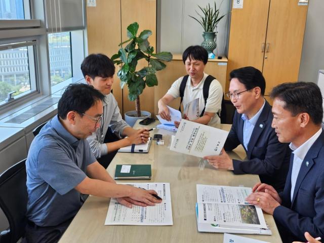 심덕섭 고창군수오른쪽 두 번째가 1일 행정안전부 균형발전제도과장에게 현안을 설명하며 국비지원을 건의하고 있다사진고창군