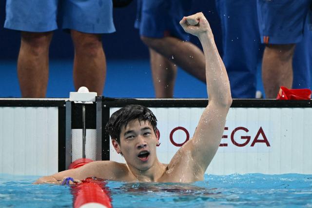 1일한국시각 프랑스 파리 라데팡스 아레나에서 열린 2024 파리 올림픽 수영 경영 남자 자유형 100m 결승에서 46초40의 세계신기록을 세우며 금메달을 확정한 뒤 손을 들고 있다 사진AFP 연합뉴스