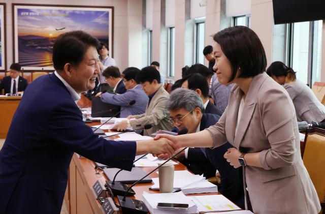 1일 국회 국토교통위원회 회의에서 국민의힘 소속 권영진 소위원장왼쪽과 더불어민주당 이소영 의원이 인사하고 있다 사진연합뉴스