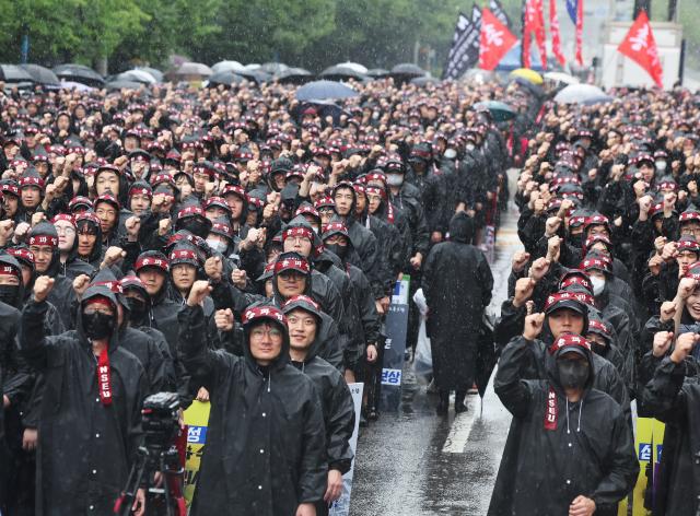 지난달 8일 경기 화성시 삼성전자 화성사업장 앞에서 열린 전국삼성전자노동조합 총파업 결의대회에서 조합원들이 구호를 외치고 있다 사진연합뉴스