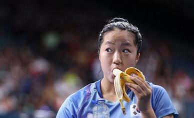 [파리올림픽 2024] "광고 찍어야" 신유빈, 경기 중 에너지젤·바나나 먹방 화제