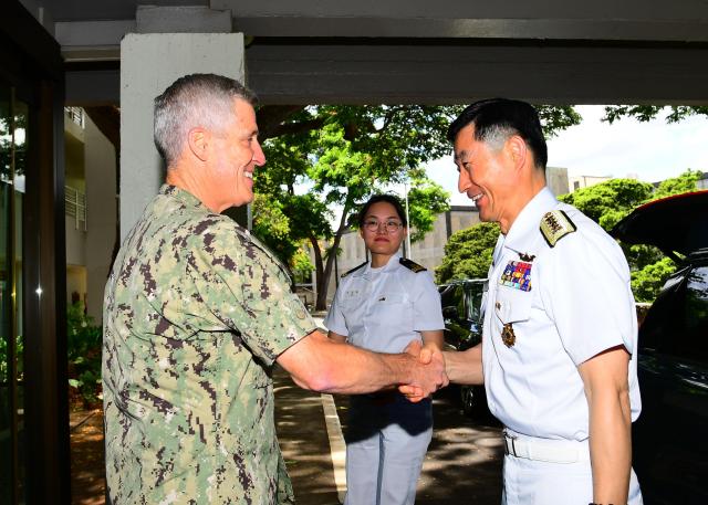 양용모 해군참모총장오른쪽이 지난달 31일현지시간 하와이에서 미국 태평양함대사령관 스테픈 쾰러Stephen T Koehler 대장과 악수를 하고 있다 사진해군