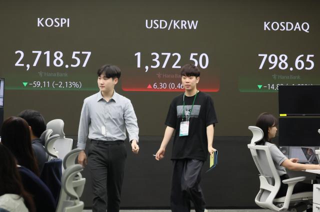 Seoul shares tumble as U.S. data stokes slowdown fears