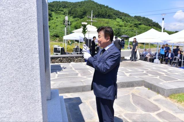 여수시시장 정기명와 이야포 미군폭격사건 위령사업 추진위원회위원장 심명남가 2일 남면 안도 이야포 평화공원에서 ‘74주년 민간인 희생자 추모제’를 가졌다 사진여수시