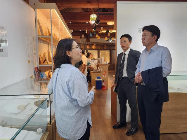 우범기 전주시장맨 오른쪽이 전주 한옥마을 부채문화관에서 관광객 수용태세를 점검하고 있다사진전주시