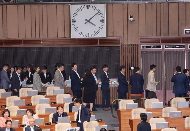 2일 오후 국회 본회의에서 야당 의원들이 이진숙 방송통신위원장 탄핵소추안에 대해 표결하고 있다 사진연합뉴스
