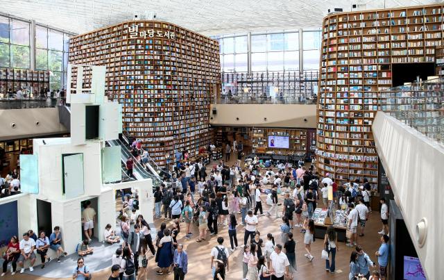 PHOTOS: COEX Starfield Library crowded amid sweltering heatwave