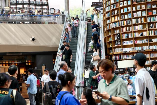 Visitors crowd Starfield Library in COEX Seoul on Aug 2 2024 AJU PRESS Kim Dong-woo