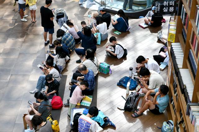 Visitors read books at Starfield Library in COEX Seoul on Aug 2 2024 AJU PRESS Kim Dong-woo