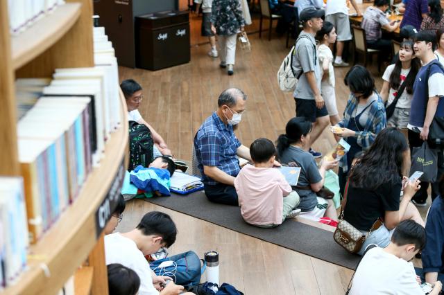 Visitors read books at Starfield Library in COEX Seoul on Aug 2 2024 AJU PRESS Kim Dong-woo