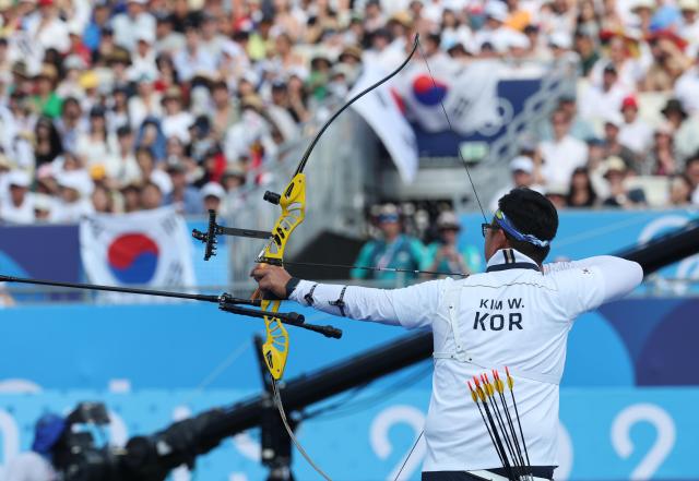 2일한국시간 프랑스 파리 앵발리드에서 열린 2024 파리 올림픽 양궁 혼성 단체 독일과의 결승전에서 임시현과 함께 출전한 김우진이 과녁을 조준하고 있다 사진연합뉴스