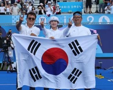 [파리올림픽 2024] 양궁 임시현·김우진, 혼성 단체 金…두 선수 모두 2관왕
