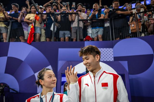 류위첸이 건낸 다이아몬드 반지를 낀 황야충 황야충은 2일현지시간 2024 파리올림픽 배드민턴 혼합 복식 결승에서 금메달을 획득했다 사진AFP·연합뉴스