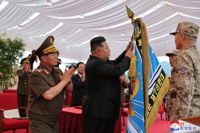 김정은 북한 국무위원장이 지난 2일 침수지역 주민 구출에 투입됐던 헬기 부대를 축하 방문해 훈장을 수여하고 격려 연설을 했다고 조선중앙통신이 3일 보도했다 사진연합뉴스