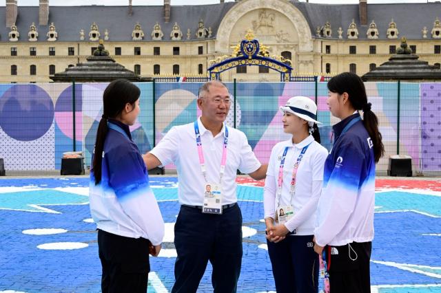 현대차그룹 정의선 회장이 3일현지시간 파리 대회 여자 양궁 개인전 시상식 직후 남수현왼쪽 첫째 전훈영오른쪽 둘째 임시현오른쪽 첫째 등 국가대표 선수들을 만나 격려하고 있다