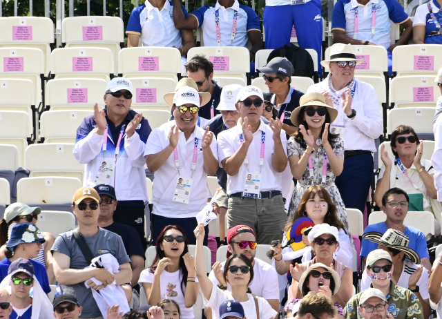 현대차그룹 정의선 회장이 2일현지시간 파리 대회 양궁 혼성 단체전 경기를 찾아 관람석에서 응원하고 있다