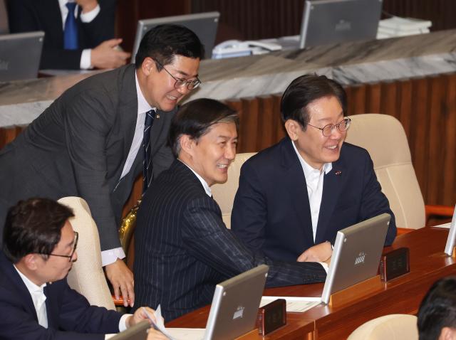 1일 오후 열린 국회 본회의에서 더불어민주당 이재명 전 대표오른쪽와 박찬대 원내대표가 조국혁신당 조국 대표가운데 자리로 찾아가 앉아 대화하고 있다 사진연합뉴스