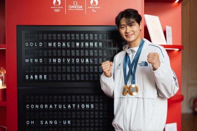 올림픽 공식 타임키퍼 오메가는 2024 파리 올림픽 대한민국 개인 첫 금메달리스트인 오상욱에게 씨마스터 다이버 300M - 파리 2024 올림픽 기념 에디션을 증정했다고 4일 밝혔다 사진은 파리에 위치한 오메가 하우스에서 파리 2024 올림픽 에디션을 선물 받은 남자 펜싱 국가대표 오상욱 사진연합뉴스