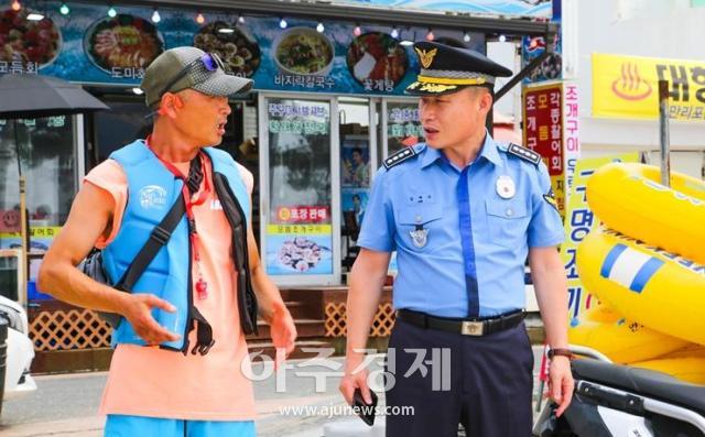 지난 2일 임재수오른쪽 태안해양경찰서장이 관내 수상레저 사업장을 방문해 현장을 점검하고 있다 사진태안해경